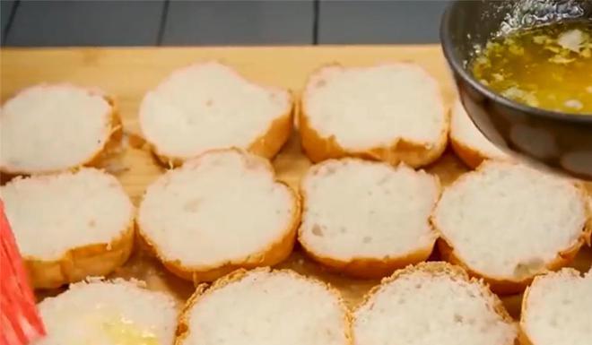 大厨教你自制kaiyun登陆入口开云大蒜面包经过烘焙可口酥脆让人直呼好吃(图2) 大厨教你自制kaiyun登陆入口开云大蒜面包经过烘焙可口酥脆让人直呼好吃(图2)