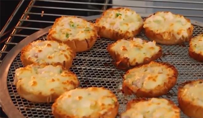 大厨教你自制kaiyun登陆入口开云大蒜面包经过烘焙可口酥脆让人直呼好吃(图4) 大厨教你自制kaiyun登陆入口开云大蒜面包经过烘焙可口酥脆让人直呼好吃(图4)