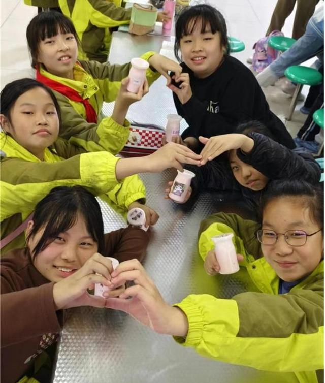 未央区西航二校烘焙社团开云kaiyun官网展示(图2) 未央区西航二校烘焙社团开云kaiyun官网展示(图2)