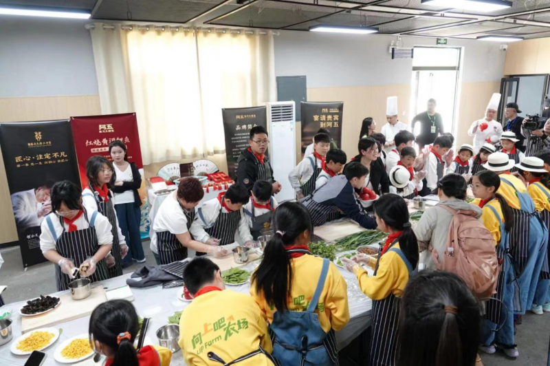 烹饪食育课|阿五厨师现场教学亲授小学生烹饪技艺(图4) 烹饪食育课|阿五厨师现场教学亲授小学生烹饪技艺(图4)