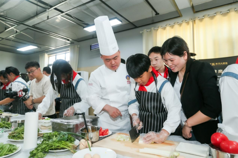 烹饪食育课|阿五厨师现场教学亲授小学生烹饪技艺(图5) 烹饪食育课|阿五厨师现场教学亲授小学生烹饪技艺(图5)