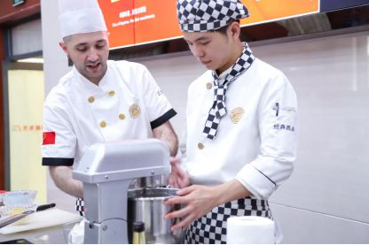 意大利名厨进校授课将不一样的美食文化带进新东方课堂!(图3) 意大利名厨进校授课将不一样的美食文化带进新东方课堂!(图3)