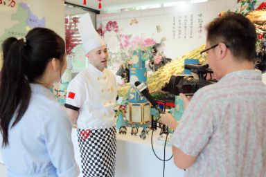 意大利名厨进校授课将不一样的美食文化带进新东方课堂!(图6) 意大利名厨进校授课将不一样的美食文化带进新东方课堂!(图6)