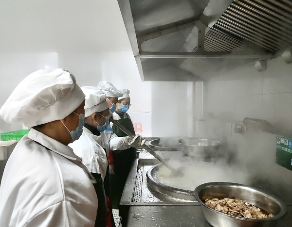 钟祥:资深厨师亲授课 食堂师傅提技能(图2) 钟祥:资深厨师亲授课 食堂师傅提技能(图2)