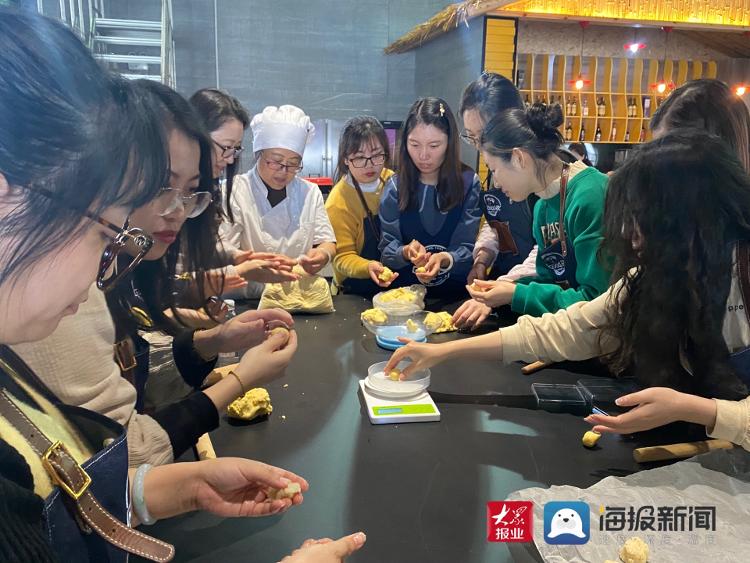 “浓情三八节 烘焙暖人心” 市北区湖岛街道开展三八妇女节主题活动kaiyun中国官方网站(图2) “浓情三八节 烘焙暖人心” 市北区湖岛街道开展三八妇女节主题活动kaiyun中国官方网站(图2)