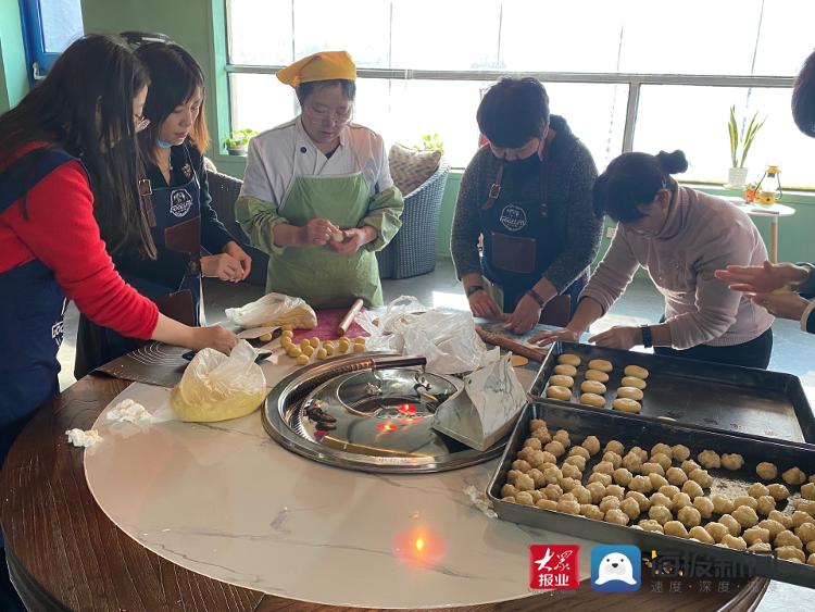 “浓情三八节 烘焙暖人心” 市北区湖岛街道开展三八妇女节主题活动kaiyun中国官方网站(图3) “浓情三八节 烘焙暖人心” 市北区湖岛街道开展三八妇女节主题活动kaiyun中国官方网站(图3)