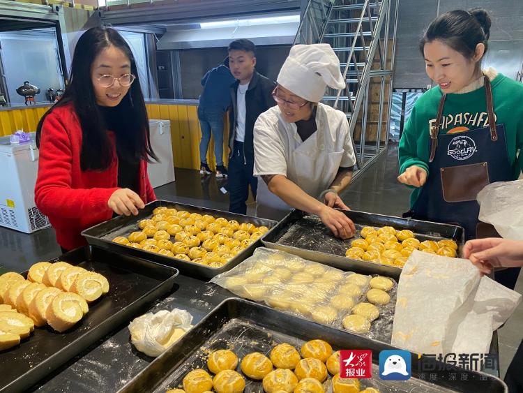 “浓情三八节 烘焙暖人心” 市北区湖岛街道开展三八妇女节主题活动kaiyun中国官方网站(图4) “浓情三八节 烘焙暖人心” 市北区湖岛街道开展三八妇女节主题活动kaiyun中国官方网站(图4)