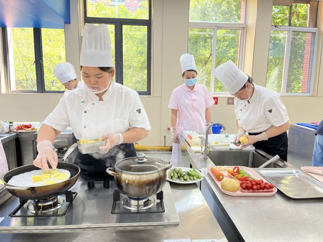 膳食促成长 匠心展厨艺——合肥幼儿师范教育中心成功举办第五届厨师厨艺大赛(图3) 膳食促成长 匠心展厨艺——合肥幼儿师范教育中心成功举办第五届厨师厨艺大赛(图3)